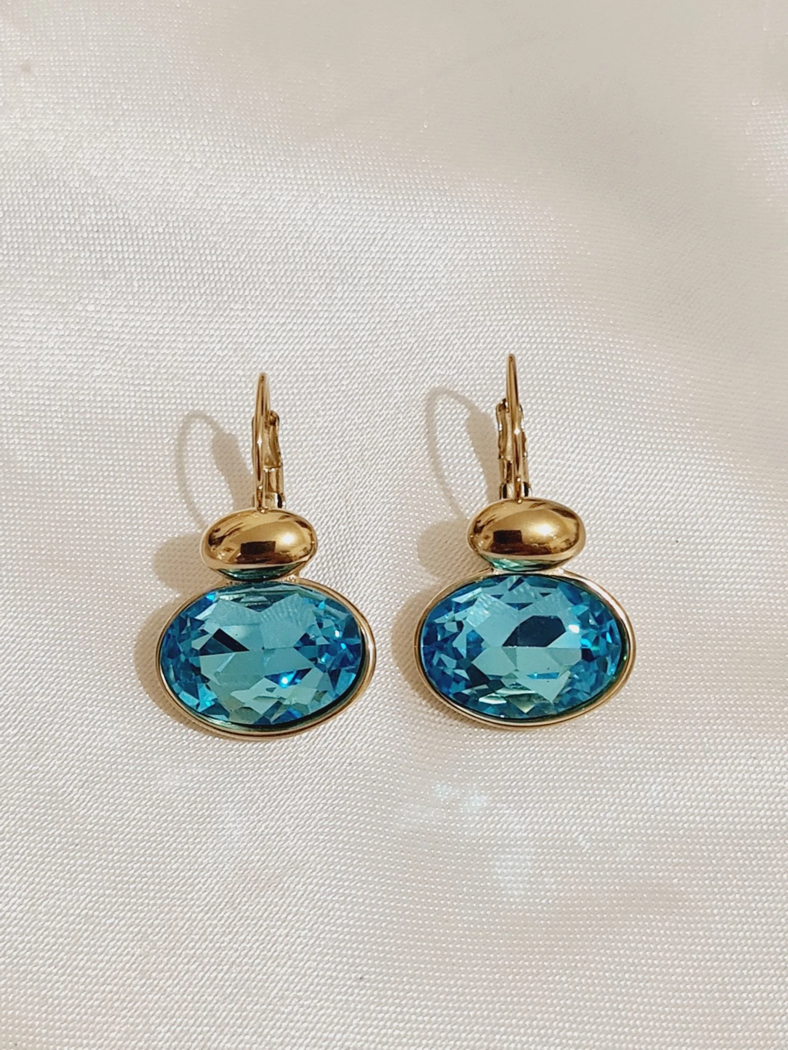Boucles d'oreilles dorées cristaux bleus